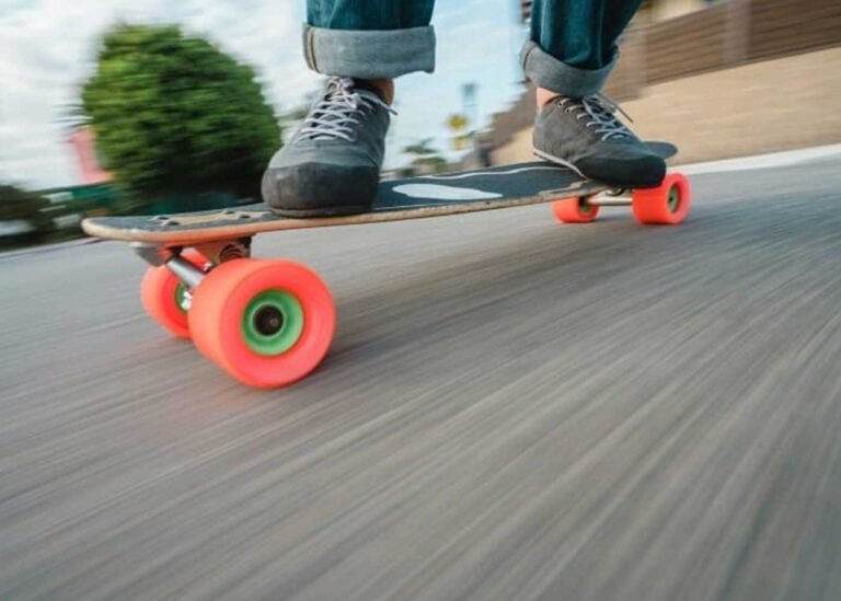Longboard vs. Skateboard A Comprehensive Guide for Beginners